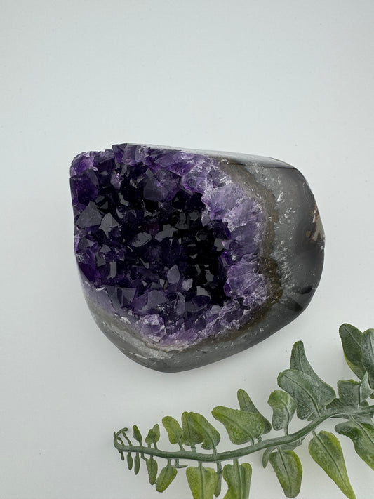 Amethyst Masterpiece – Freiform Cluster, seitlich poliert | 8 x 6,8 cm | 427 g | High Quality